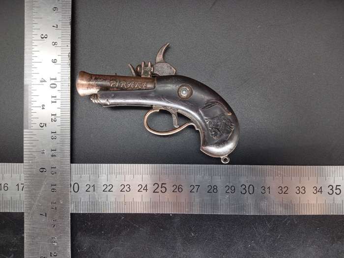 Vintage! Pirata Toy Cap Gun Flintlock Pistol Key Chain.
