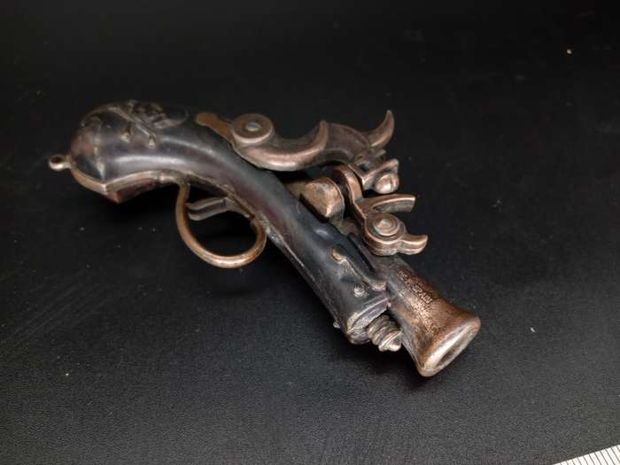 Vintage! Pirata Toy Cap Gun Flintlock Pistol Key Chain.