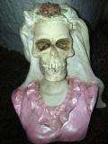 CERAMIC FIGURINE PIRATE SKULL BRIDE