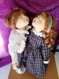 VINTAGE PORCELAIN AND FABRIC DOLL SET OF TWO BOY/GIRL KISSING