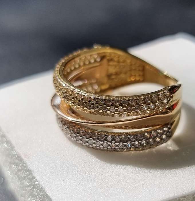`DESIGNER` CZ / `TRIPPLE TONE` Twist 9CT `YELLOW, ROSE and WHITE` Gold Ring. ( Genuine Gold. )