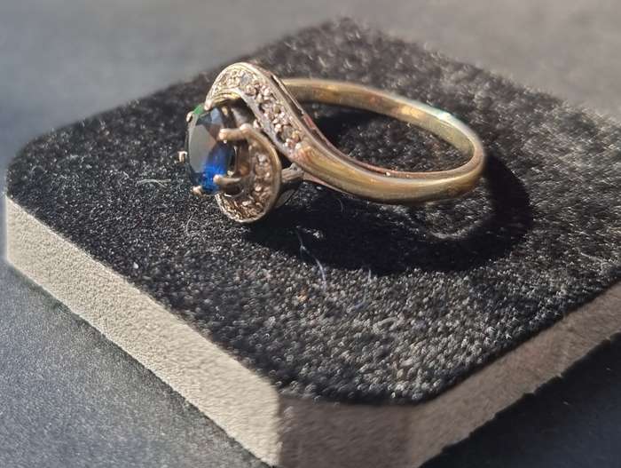 0.75 Carat `CORN FLOUR BLUE SAPPHIRE` Set in 14CT White Gold ( Genuine Gold. )