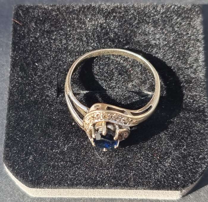 0.75 Carat `CORN FLOUR BLUE SAPPHIRE` Set in 14CT White Gold ( Genuine Gold. )