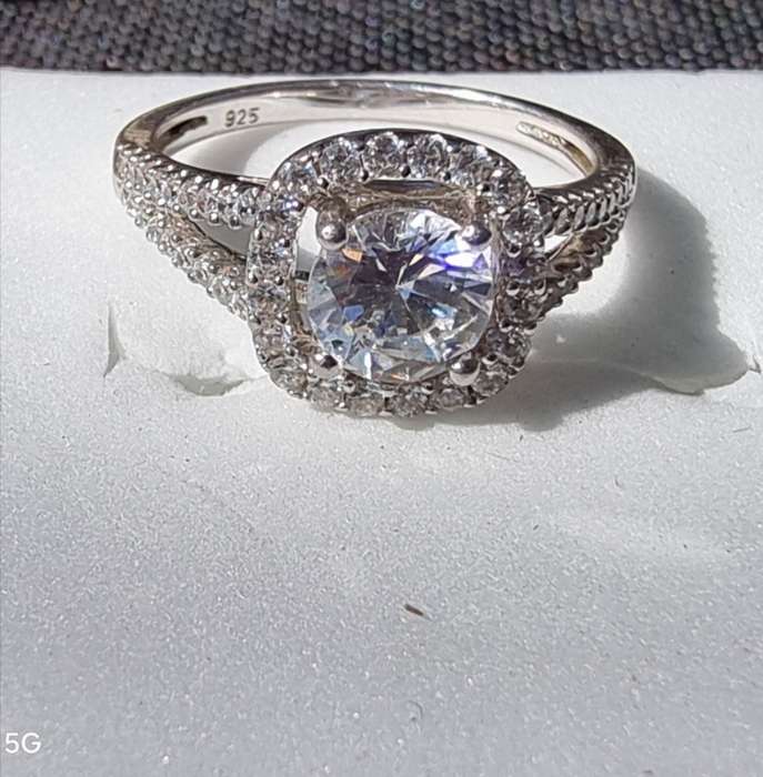 Round Cut CZ Halo 925 Sterling Silver Ring.( Genuine Silver. )