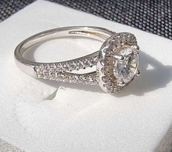 Round Cut CZ Halo 925 Sterling Silver Ring.( Genuine Silver. )