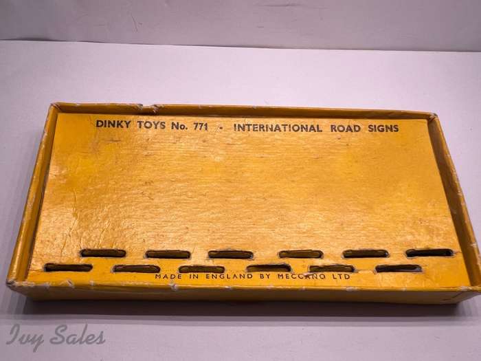 DINKY TOYS #771 INTERNATIONAL ROAD SIGNS in ORIGINAL BOX