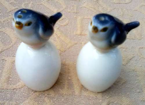 `BLUE BIRDS SITTING ON EGGS` Porcelain salt and pepper shakers vintage app. 7 cms high