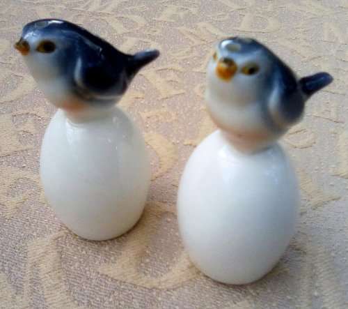 `BLUE BIRDS SITTING ON EGGS` Porcelain salt and pepper shakers vintage app. 7 cms high