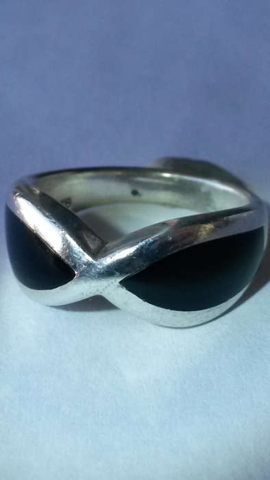 A VINTAGE  STERLING SILVER RING SET WITH ONYX.
