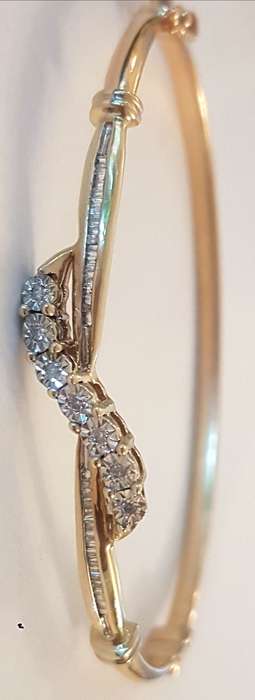 Eye - catching Diamond 10 ct bangle with round brilliant cut and baguette diamonds
