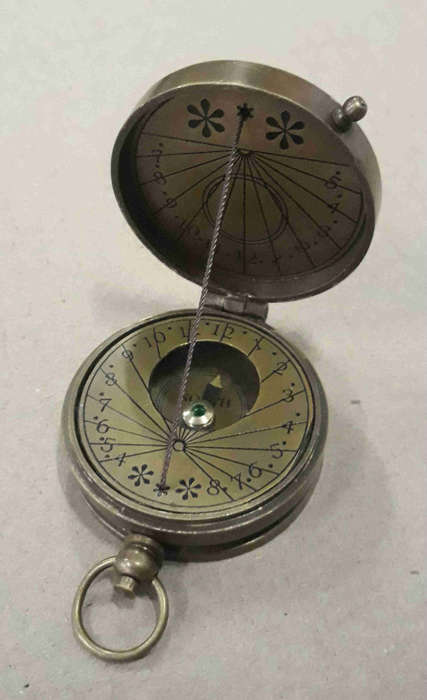 Pocket sundial compass