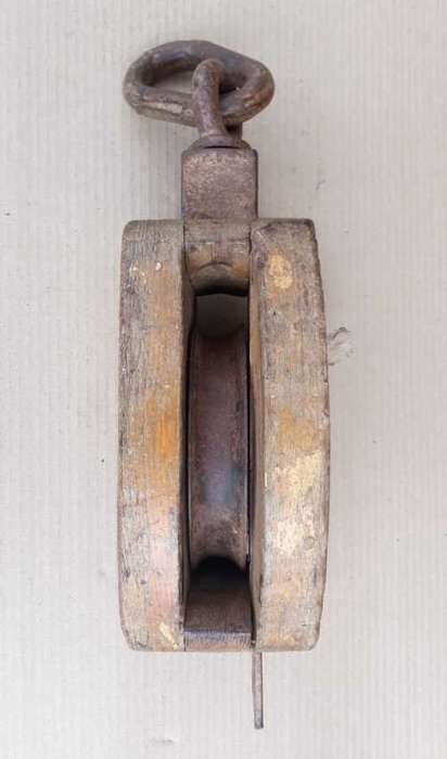 Vintage Wooden single Pulley. OLD