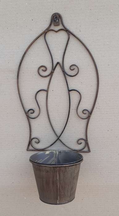 Garden. Wall hanging flowerpot holder.