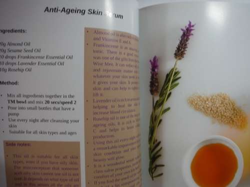The Cosmetics Chef : Crafting Cosmetics in Your Kitchen - Conny Oberrauter