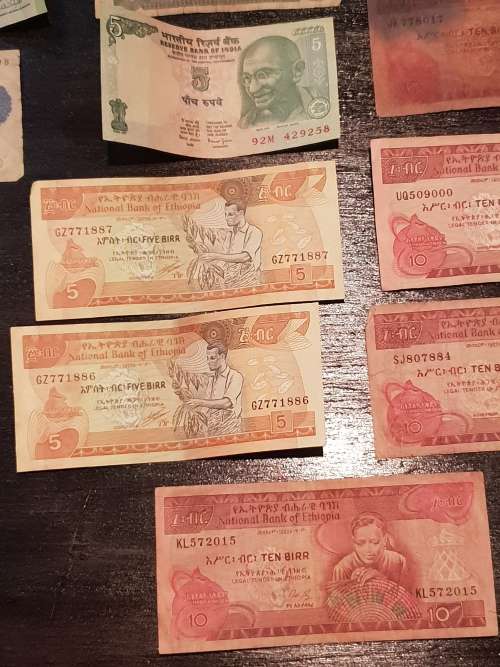 Collection of 33 Circulated banknotes from around the world