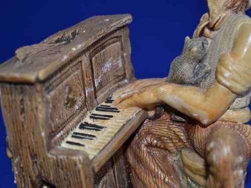Naturecraft  England "Grand Finale" Figure