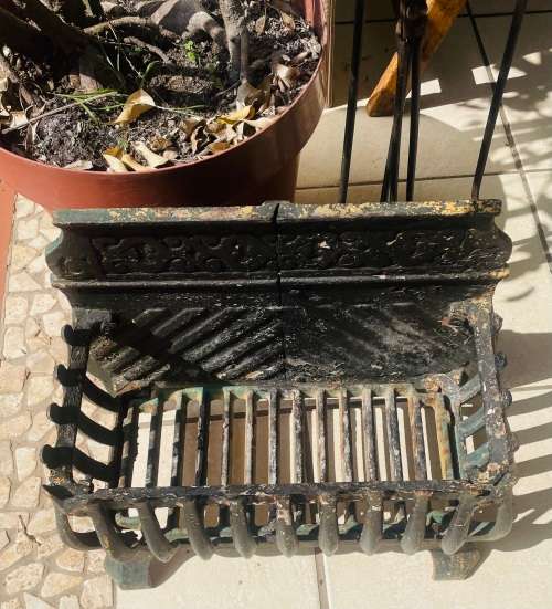 ARCHITECTURAL SALVAGE! VINTAGE CAST IRON FIREPLACE GRATE & 3 TOOLS ON STAND