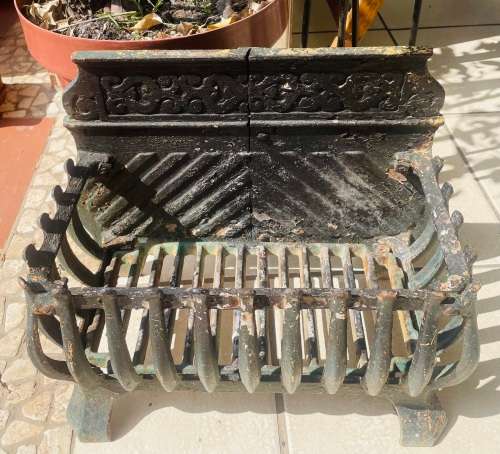 ARCHITECTURAL SALVAGE! VINTAGE CAST IRON FIREPLACE GRATE & 3 TOOLS ON STAND