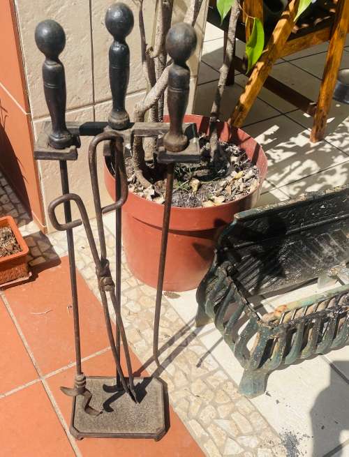 ARCHITECTURAL SALVAGE! VINTAGE CAST IRON FIREPLACE GRATE & 3 TOOLS ON STAND