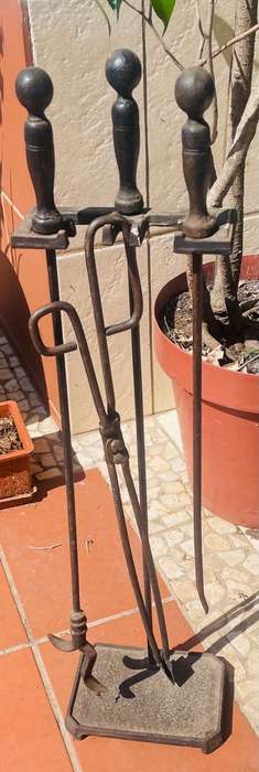 ARCHITECTURAL SALVAGE! VINTAGE CAST IRON FIREPLACE GRATE & 3 TOOLS ON STAND