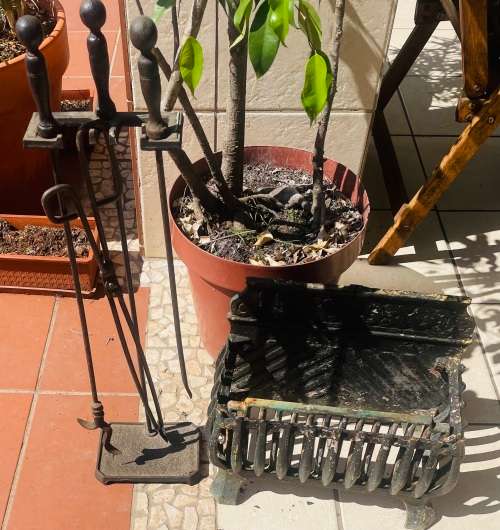 ARCHITECTURAL SALVAGE! VINTAGE CAST IRON FIREPLACE GRATE & 3 TOOLS ON STAND