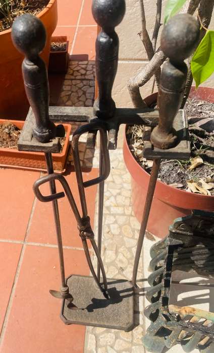 ARCHITECTURAL SALVAGE! VINTAGE CAST IRON FIREPLACE GRATE & 3 TOOLS ON STAND