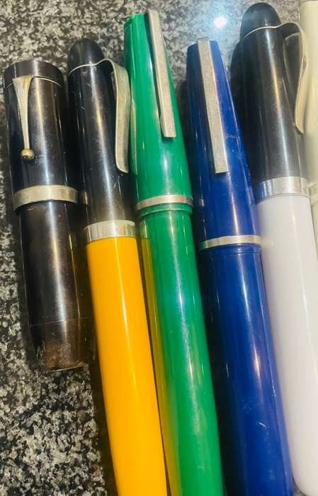 COLLECTION OF OVERSIZED NOVELTY PENS IN AN OVERSIZED PARKER INK CONTAINER