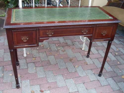 BEAUTIFUL VINTAGE PETITE FRENCH STYLE LEATHER INLAY GOLD TOOLED THREE DRAWER DESK BRASS FURNISHINGS