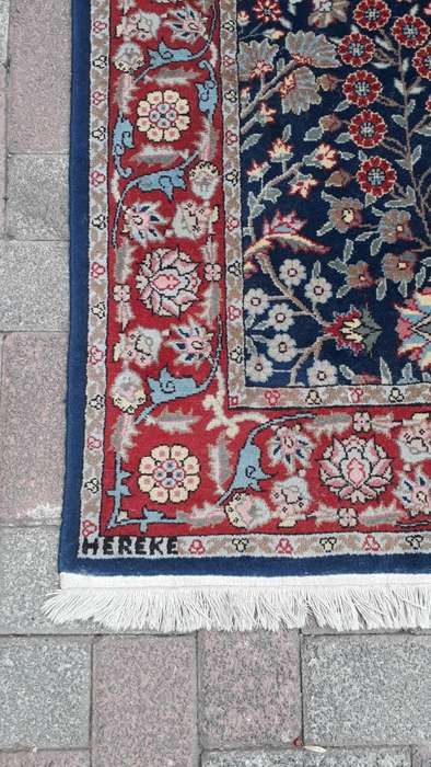BEAUTIFUL ORIENTAL / PERSIAN STYLE HEREKE FINELY KNOTTED CARPET RUG BLUE REDS LOTUS FLORAL