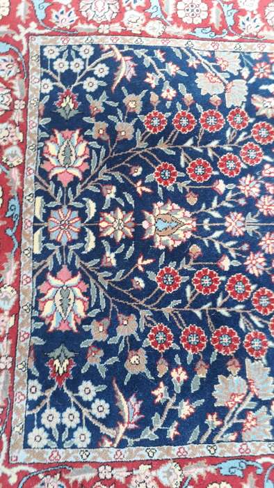 BEAUTIFUL ORIENTAL / PERSIAN STYLE HEREKE FINELY KNOTTED CARPET RUG BLUE REDS LOTUS FLORAL