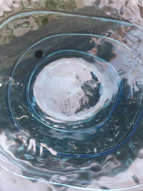 STUNNING GLASS FRUIT OR OTHER BOWL, IN BLUE WITH DIMPLE AND RIBBING DETAIL