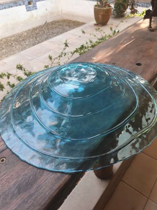 STUNNING GLASS FRUIT OR OTHER BOWL, IN BLUE WITH DIMPLE AND RIBBING DETAIL