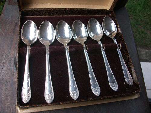 LOVELY BOXED SET OF VINTAGE EPNS EMESS TEASPOONS. NICE PATTERN