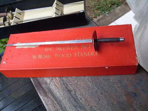 RATHER STUNNING ROSE WOOD HANDLES VINTAGE RETRO BOXED SET OF FOUR FENCING SWORD SHAPED SKEWERS