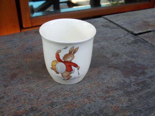 ROYAL DOULTON "BUNNYKINS" MADE IN ENGLAND EGGCUP, MUM & PETER RABBIT