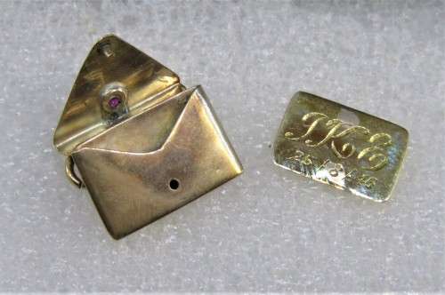 VINTAGE 9ct GOLD UNUSUAL  ENVELOPE CHARM
