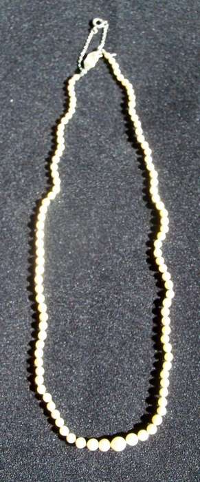 A BEAUTIFUL ANTIQUE STRING OF PEARLS