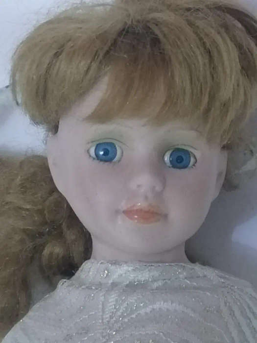STUNNING VINTAGE PORCELAIN DOLL - VERY NEED