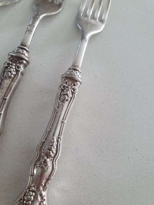 1847 Rogers Silverplate Flatware 4 Pieces Grape design