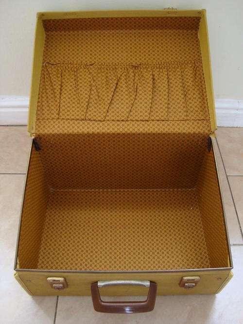 BEAUTIFUL OLD SUITCASE..JUST LOVE THE COLOUR!!