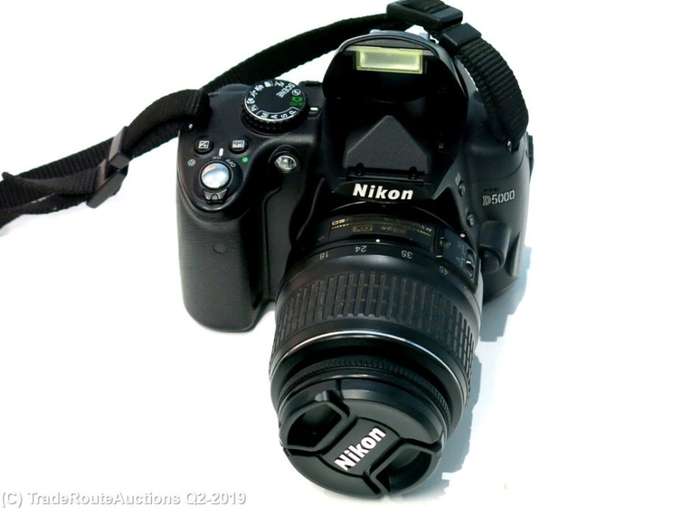 NIKON D5000 DSLR CAMERA BODY with Nikon 18-55mm  LENS KIT