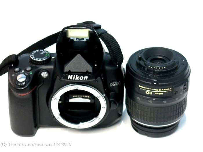 NIKON D5000 DSLR CAMERA BODY with Nikon 18-55mm  LENS KIT