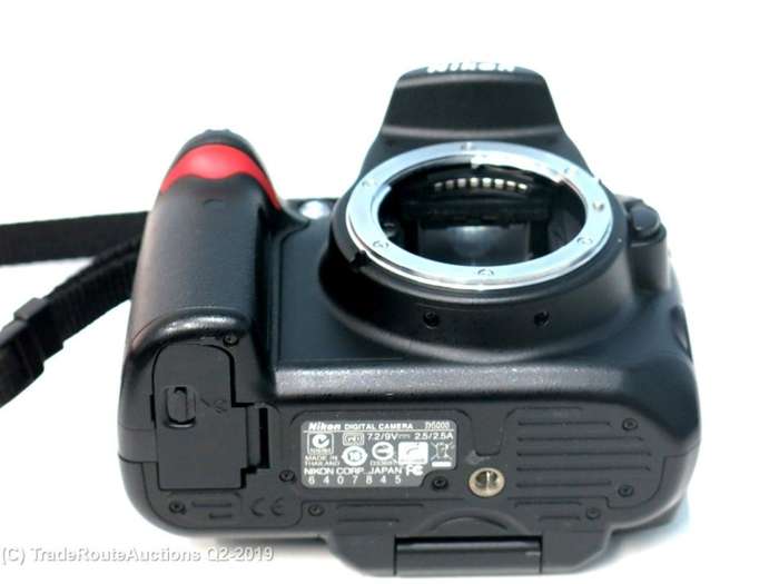 NIKON D5000 DSLR CAMERA BODY with Nikon 18-55mm  LENS KIT