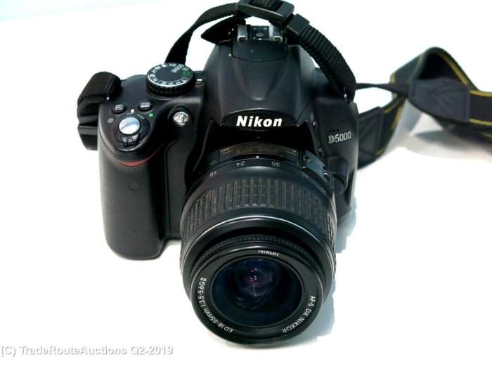 NIKON D5000 DSLR CAMERA BODY with Nikon 18-55mm  LENS KIT