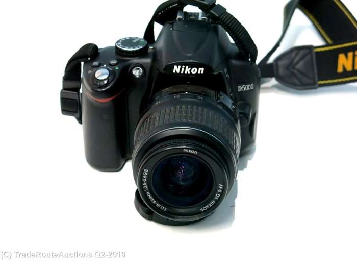 NIKON D5000 DSLR CAMERA BODY with Nikon 18-55mm  LENS KIT