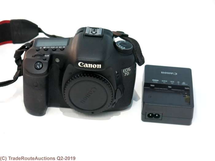 Canon EOS 7D 18MP PROFESSIONAL Digital SLR Camera (BODY) - 18 Megapixels