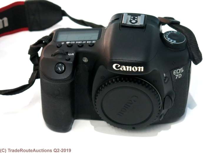 Canon EOS 7D 18MP PROFESSIONAL Digital SLR Camera (BODY) - 18 Megapixels
