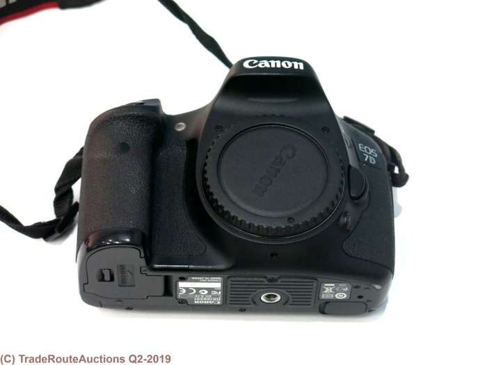 Canon EOS 7D 18MP PROFESSIONAL Digital SLR Camera (BODY) - 18 Megapixels