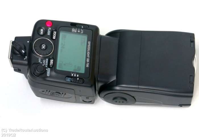 Nikon SB-700 Speedlight Flash - Flash light for Nikon DSLR Cameras