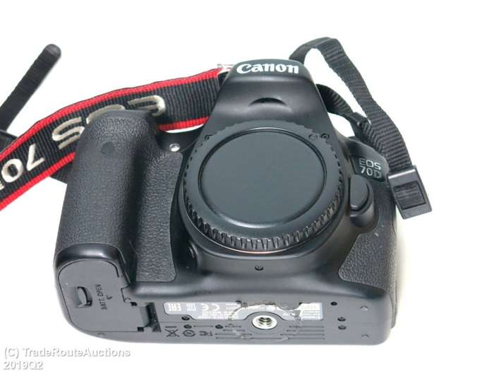 Canon EOS 70D DIGITAL SLR CAMERA BODY ONLY | BUILT IN WIFI | 7 FRAMES /SEC | 20.2 MP FULL HD